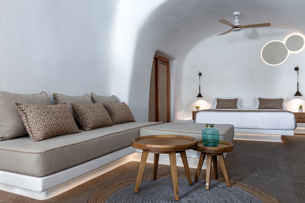 Cave Suite with Jacuzzi - Photo 11