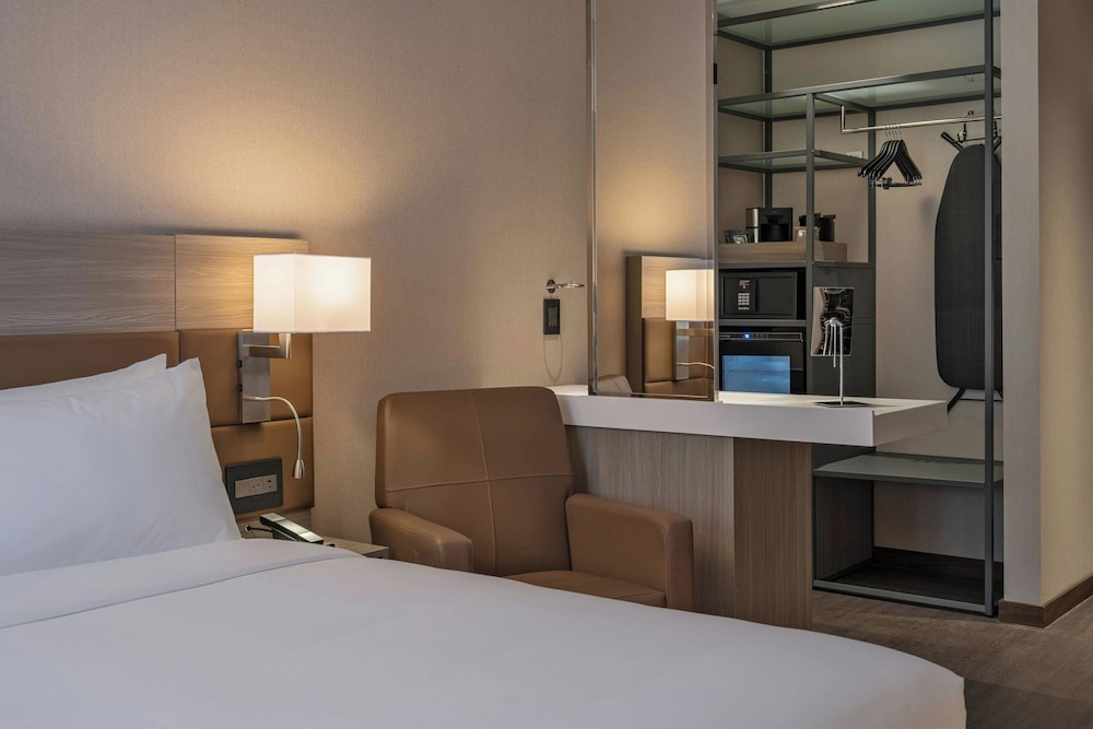 Room, 1 King Bed, City View (Hearing Accessible)