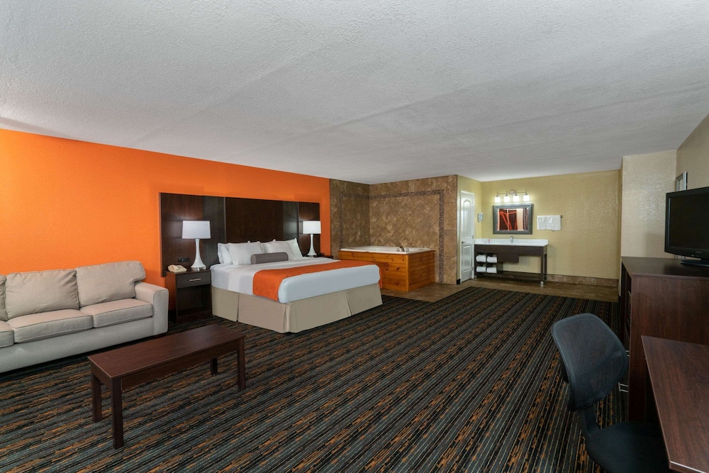 Deluxe Studio Suite, 1 King Bed, Non Smoking - Photo 1
