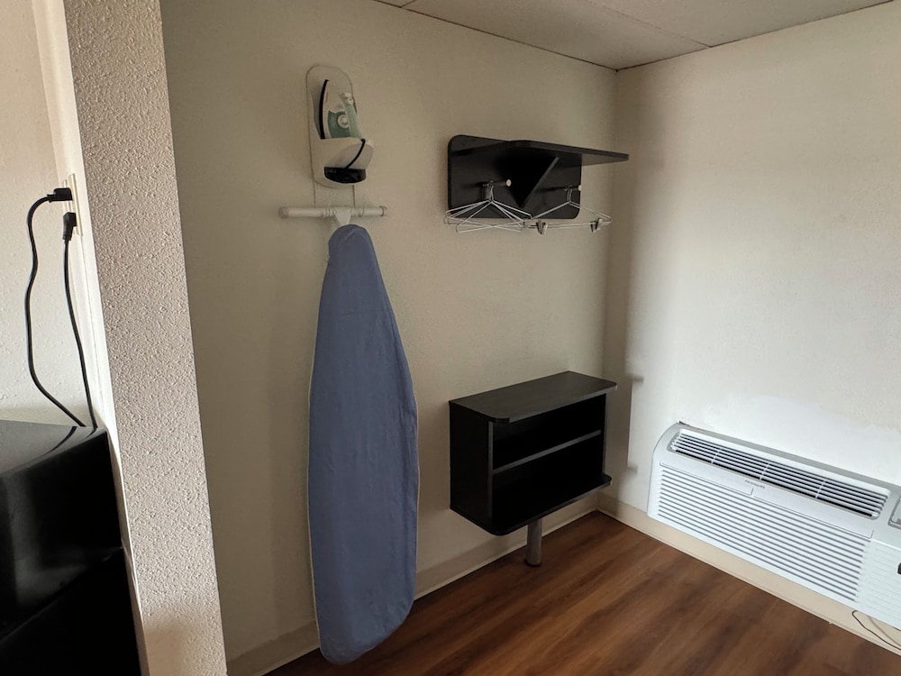 Deluxe Suite, 1 King Bed, Non Smoking, Refrigerator & Microwave - Photo 7