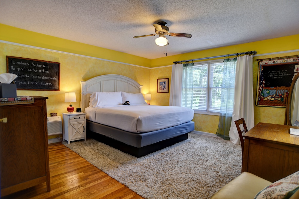 Standard Room, 1 King Bed, Balcony, Ground Floor