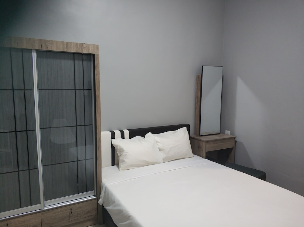 Standard Queen Room, No Windows - Photo 2
