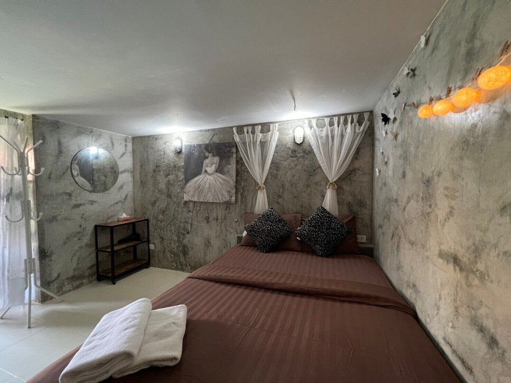 Deluxe Room, 1 Queen Bed - Photo 6
