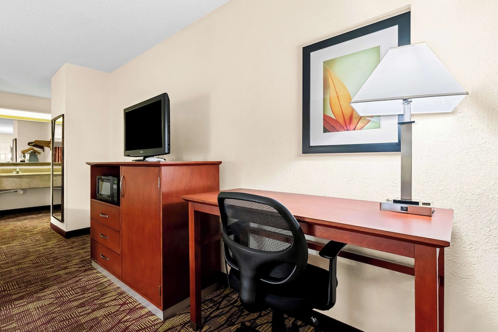 Standard Room, 2 Queen Beds, Smoking, Refrigerator & Microwave photo 3
