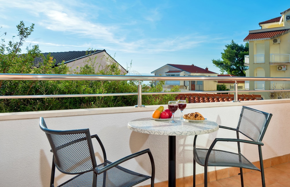 Studio, Balcony (2) photo 2