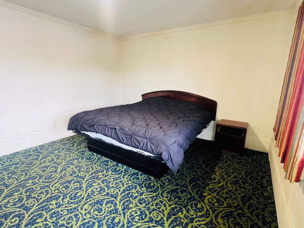 Room, 1 King Bed, Non Smoking, Kitchenette