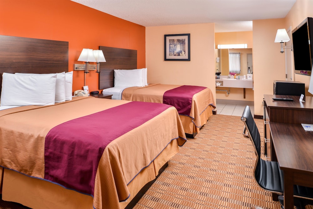 Room, 2 Queen Beds, Non Smoking - Photo 1