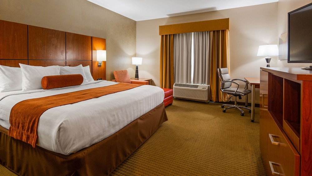 Standard Room, 1 King Bed, Non Smoking, Refrigerator & Microwave photo 2