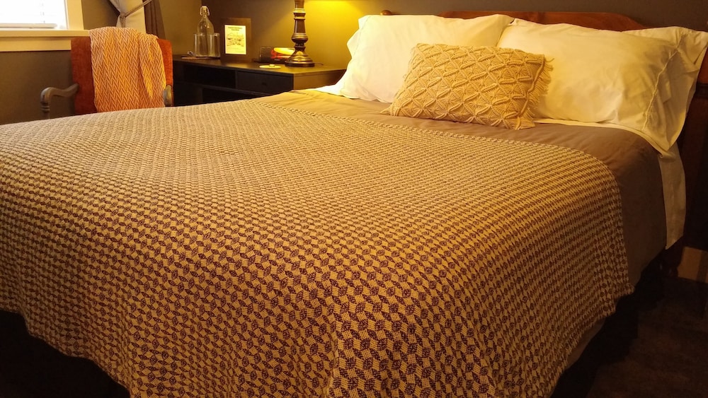 Deluxe Room, 1 Queen Bed, Private Bathroom photo 3