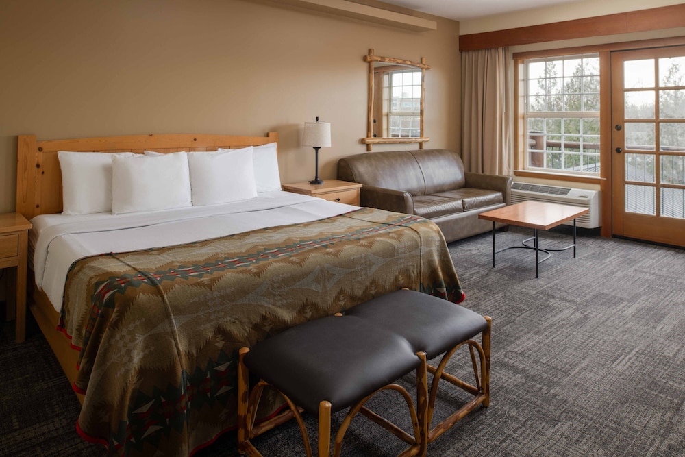 Deluxe Room, 1 King Bed - Photo 1