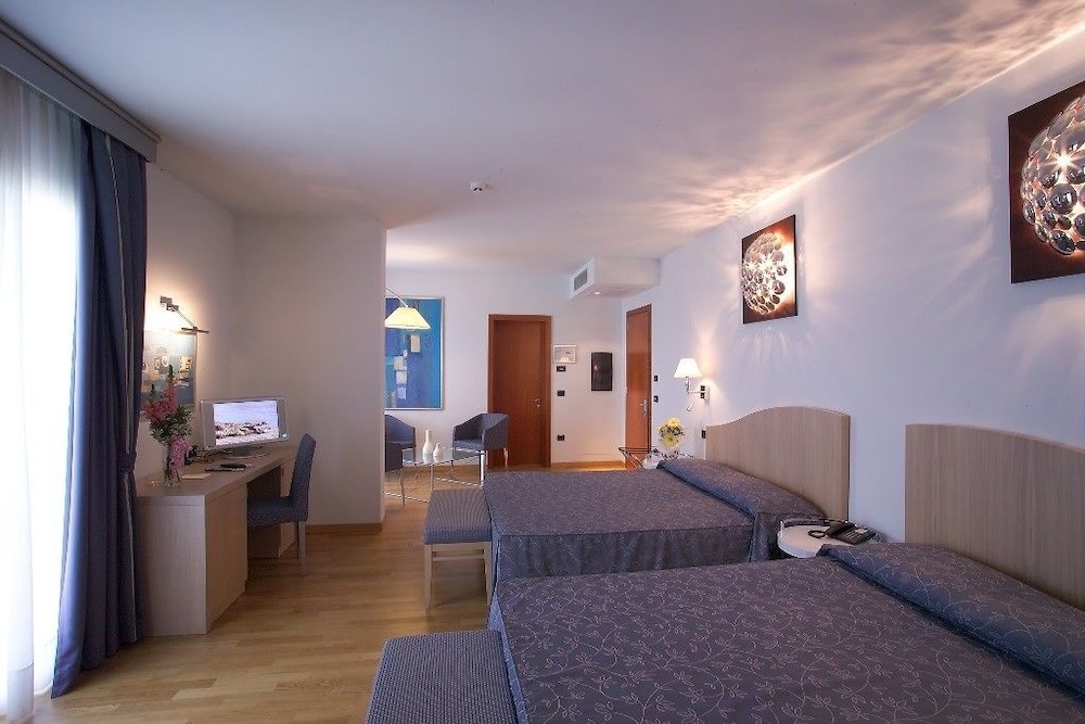 Suite, 2 Queen Beds photo 1
