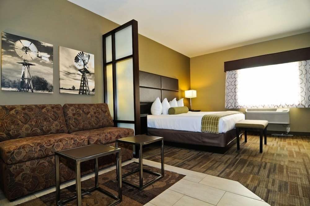 Suite, 1 King Bed with Sofa bed, Non Smoking, Refrigerator & Microwave (with Sofabed) photo 1