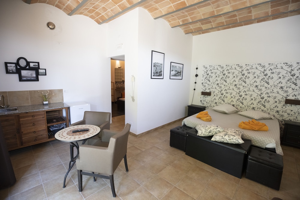 Junior Studio Suite, 1 Queen Bed, Patio, Courtyard View