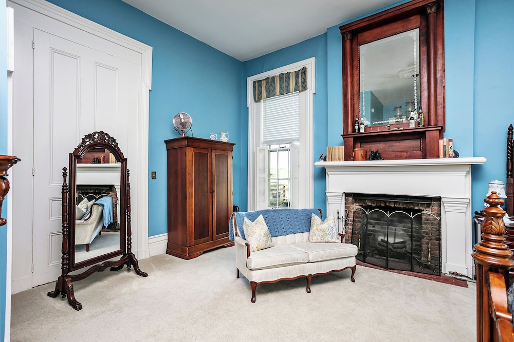 Superior Room, 1 King Bed, Fireplace, Hill View photo 2
