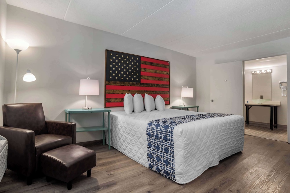 Room, 1 King Bed, Non Smoking (First Floor) photo 2