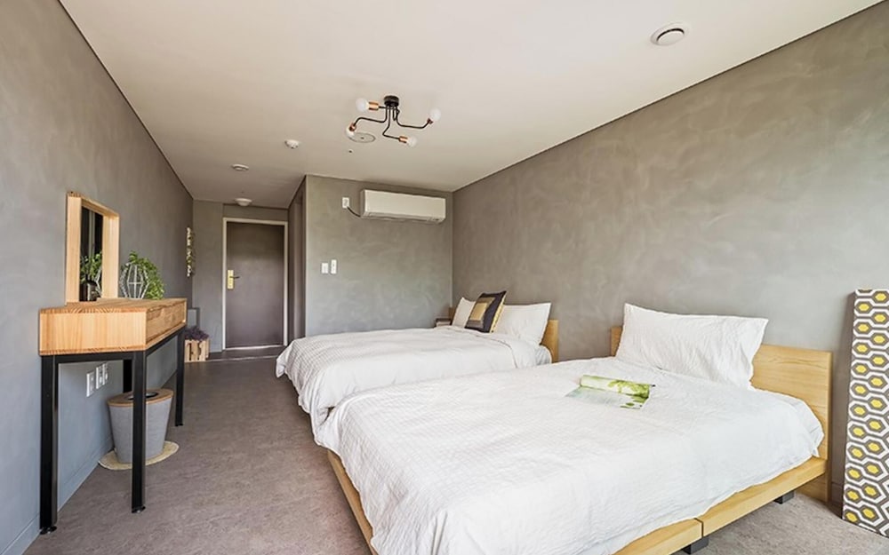 Room (Room 205)