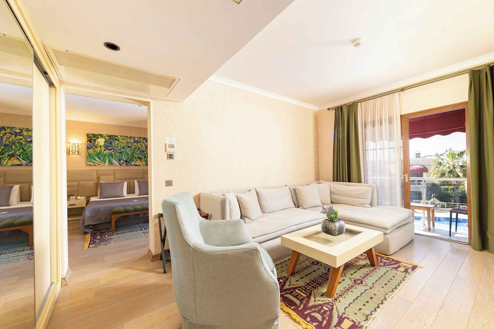 Luxury Suite - Photo 4