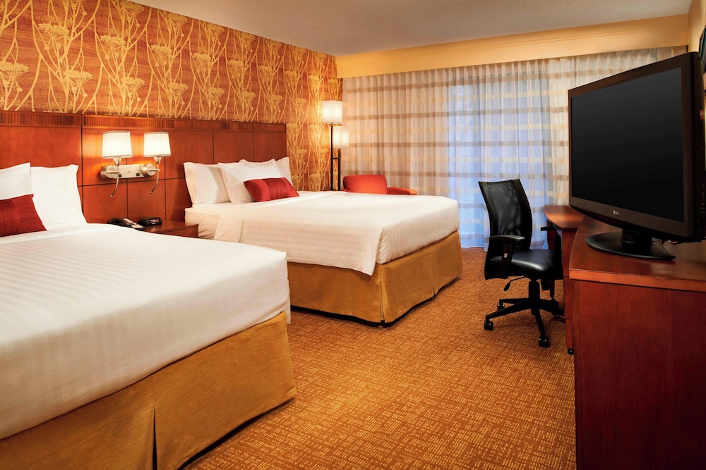 Room, 2 Queen Beds (Mobility/Hearing Access, Roll-In Shwr)
