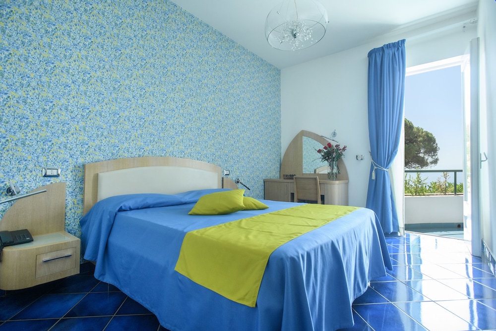 Superior Room, 1 Queen Bed, Balcony, Sea View - Photo 3