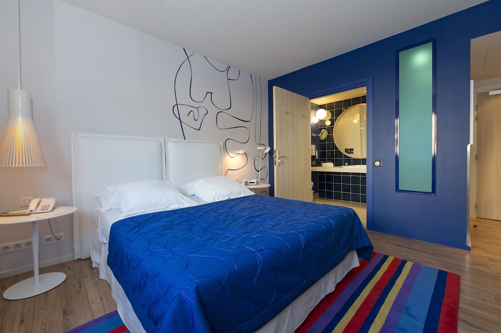 Deluxe Room, 1 Queen Bed, Balcony, Sea View - Photo 2