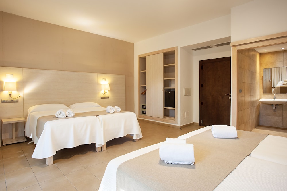 Quadruple Room, Balcony - Photo 5