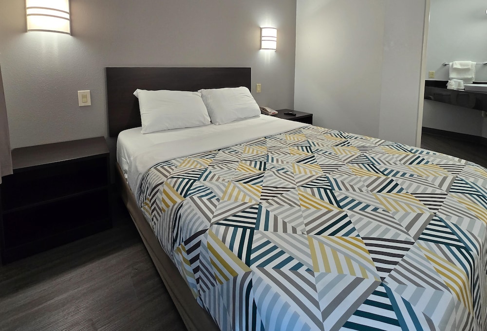 Deluxe Room, 1 Queen Bed, Accessible, Non Smoking photo 1
