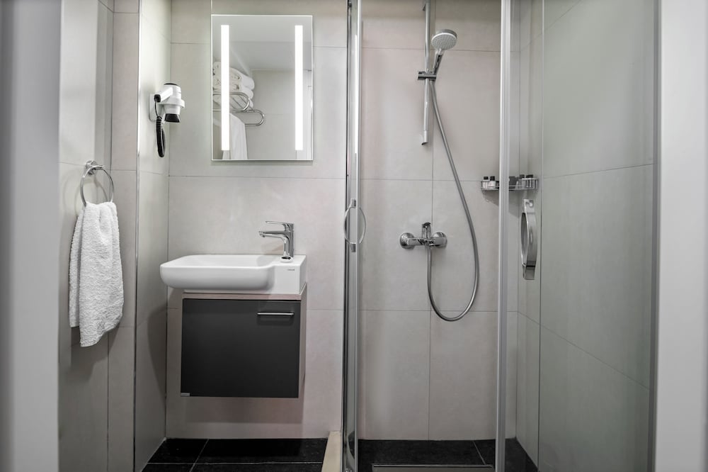 Economy Triple Room photo 3