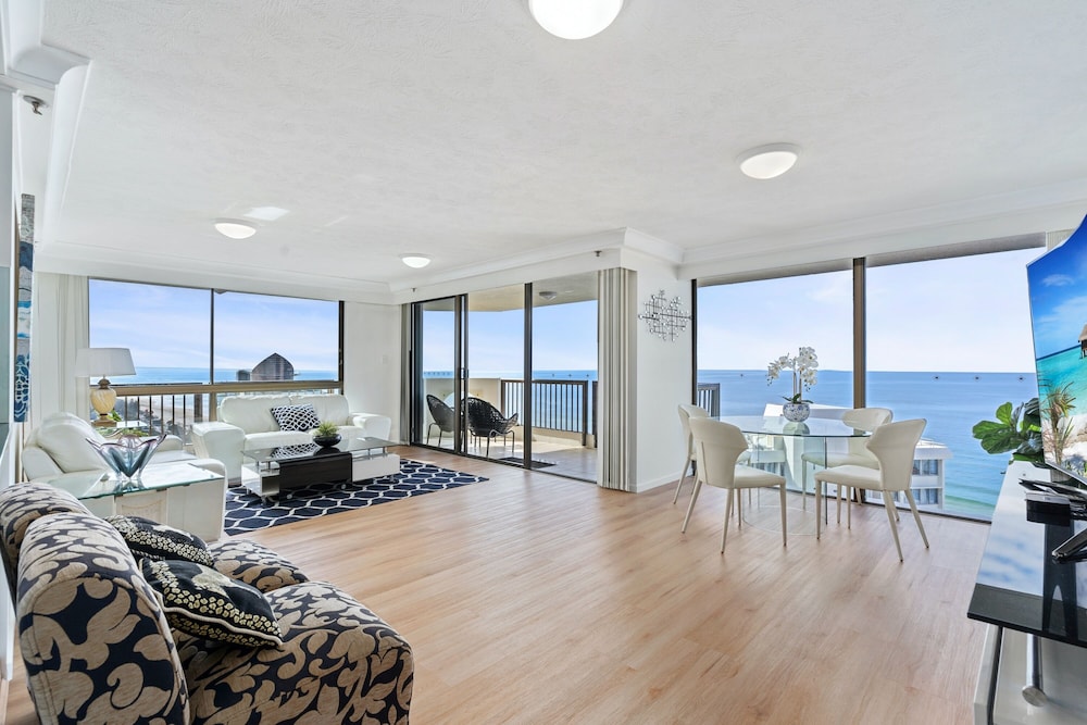 Two-Bedroom Apartment with Ocean View (High Floor)