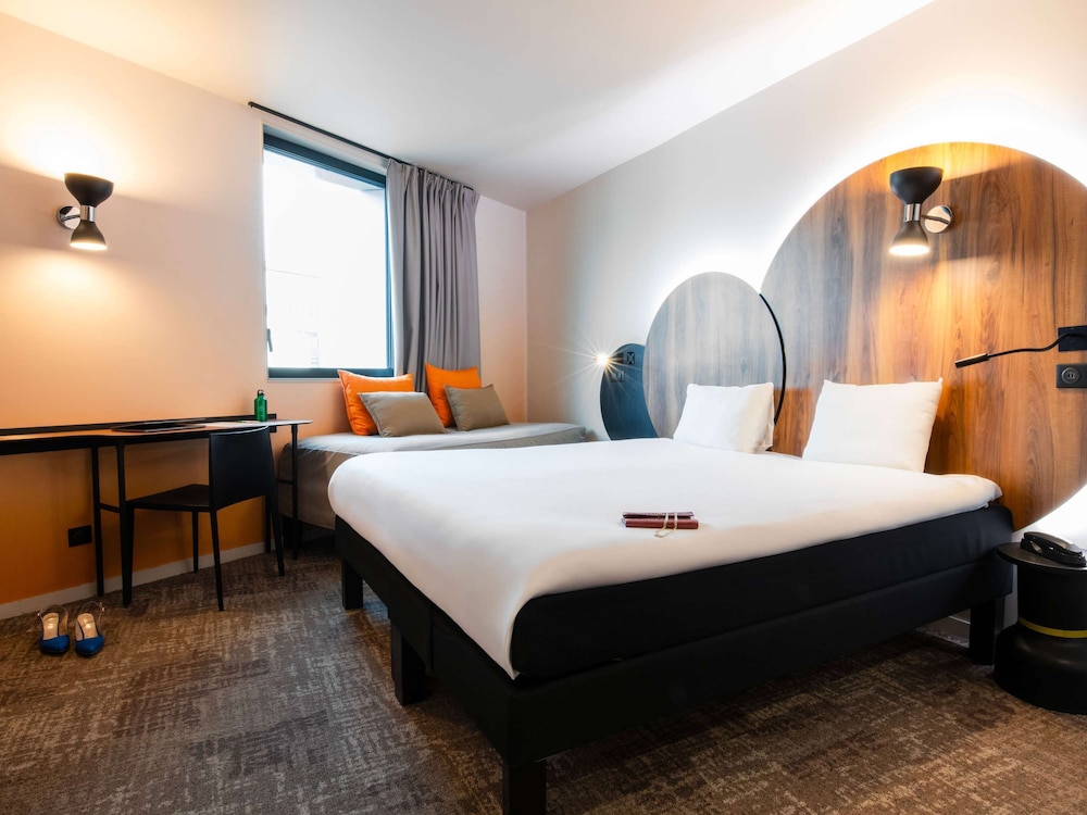 Standard Room, 3 Twin Beds thumbnail 5