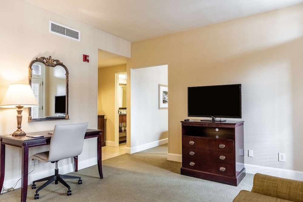 One King Suite Special, Non-smoking - Photo 6