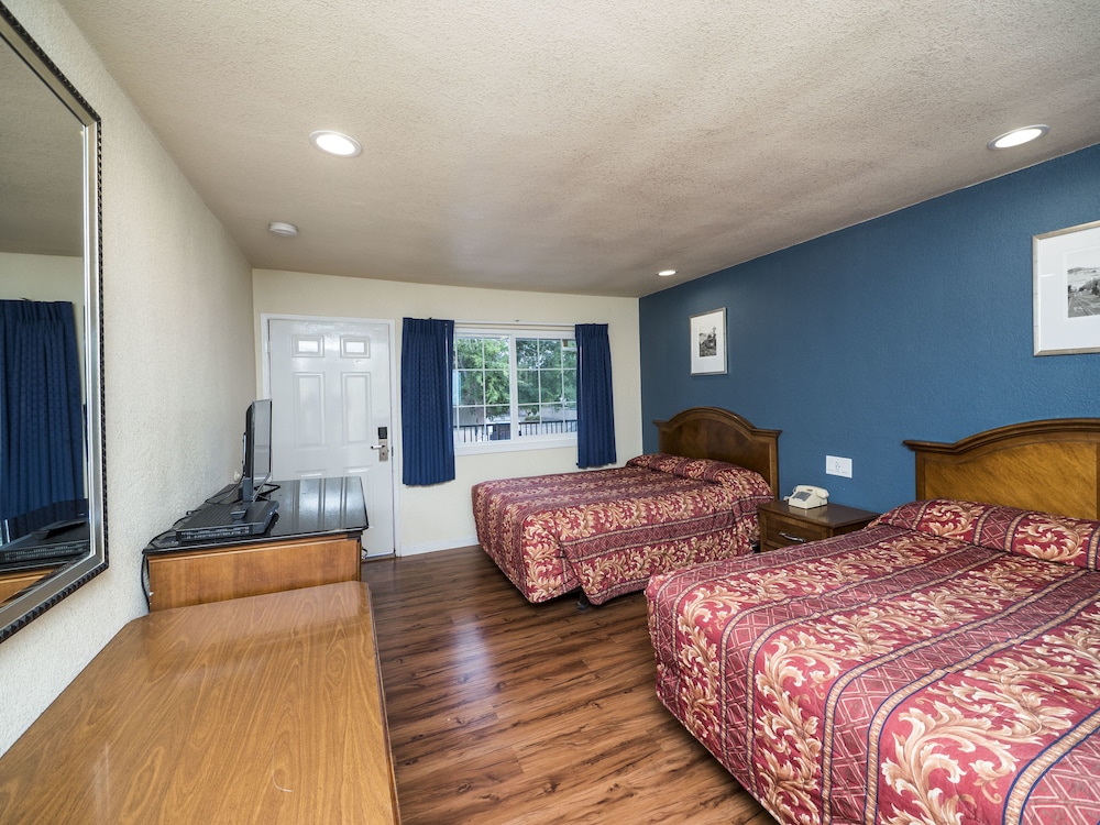 Standard Room, 2 Queen Beds photo 2