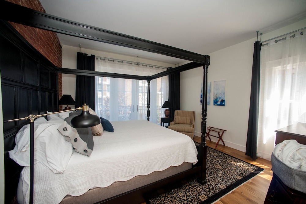 Room, Private Bathroom (2 - Meriwether)