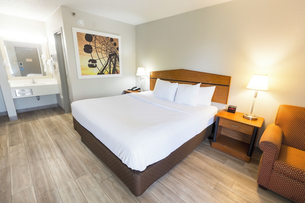 Standard Room, 1 King Bed - Photo 3