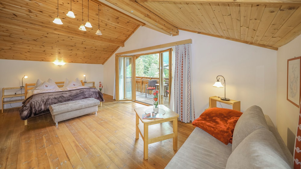 Traditional Chalet, 2 Bedrooms, Pool Access, Mountain View (140 m2) photo 1
