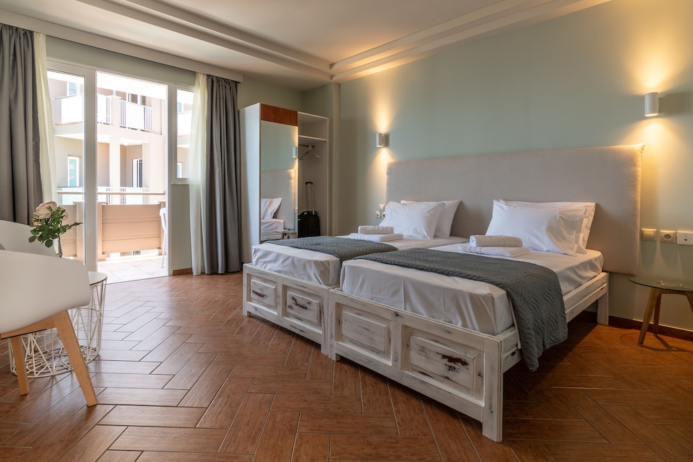 Superior Double or Twin Room, 2 Twin Beds, Non Smoking, Sea View photo 1