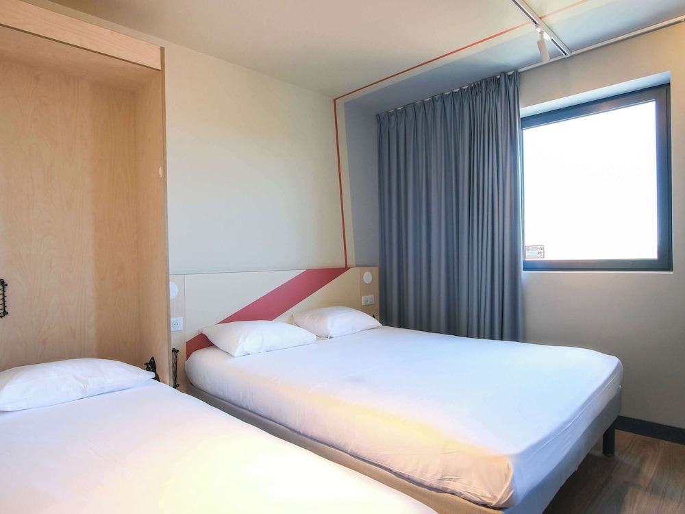 Standard Room, Multiple Beds photo 2
