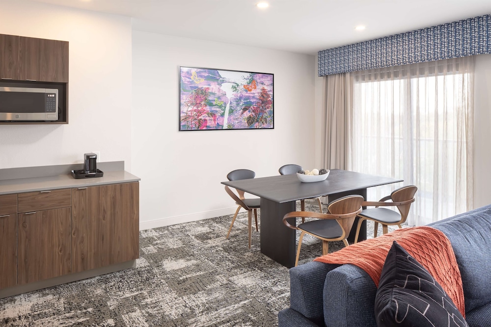 Suite, 1 King Bed, Refrigerator & Microwave (Wet bar) - Photo 4