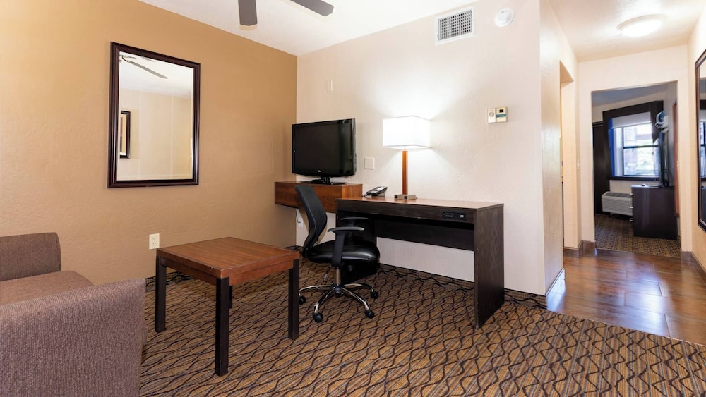 Suite, 1 Bedroom - Photo 2