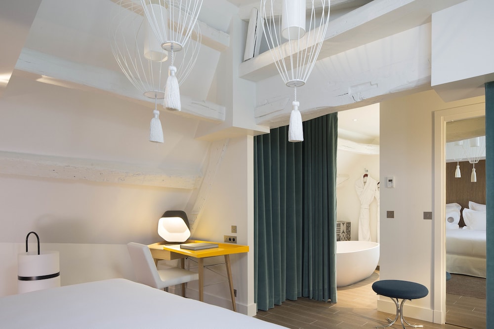 Deluxe Room thumbnail 5