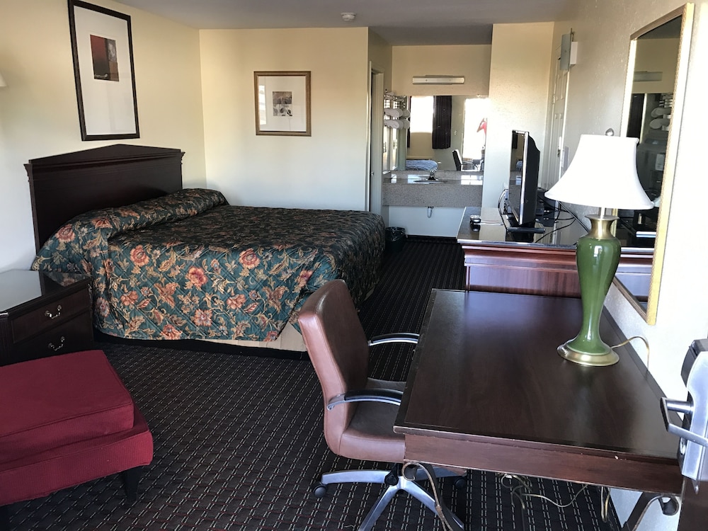 Standard Room, 1 King Bed photo 2