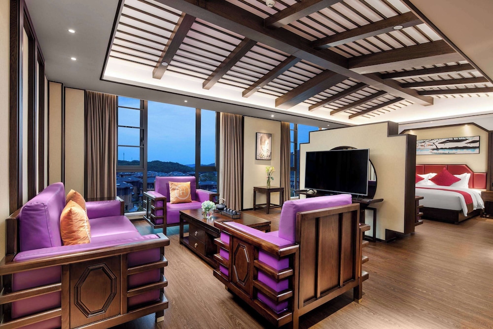 Suite, 1 King Bed, Smoking
