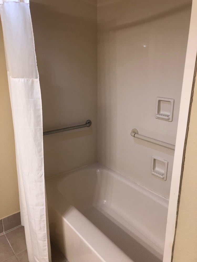Standard Room, 1 Queen Bed, Accessible, Smoking - Photo 4