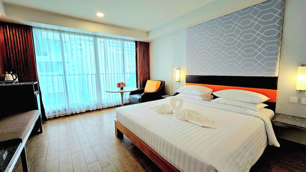 Deluxe Double Room, 1 King Bed, Smoking photo 3