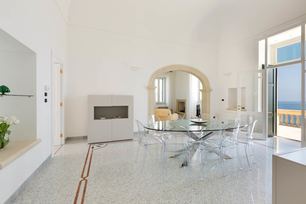 Villa, 6 Bedrooms (1165) photo 2