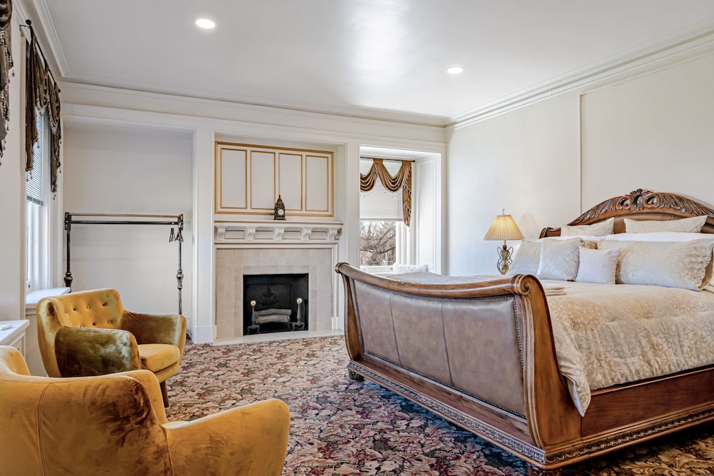 Luxury Suite, 1 King Bed, Non Smoking, Club Lounge Access photo 3