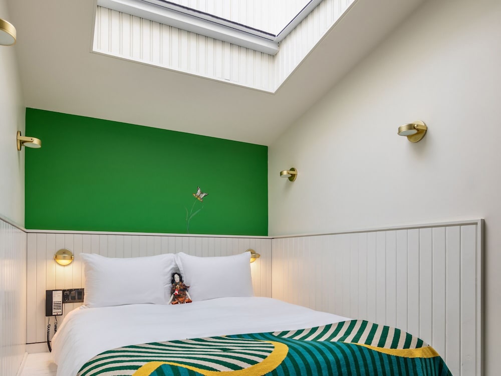 Room (Stargazer - Drake Devonshire) photo 1