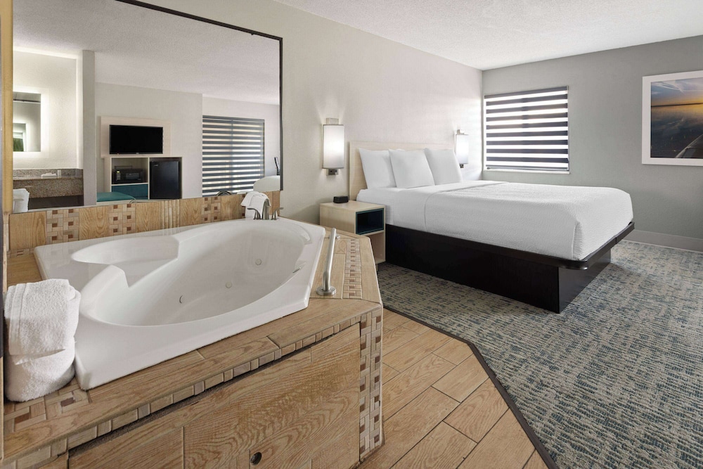 Deluxe Suite, 1 King Bed, Non Smoking - Photo 3