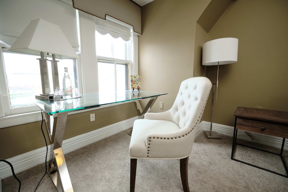 Queen Suite - Photo 7