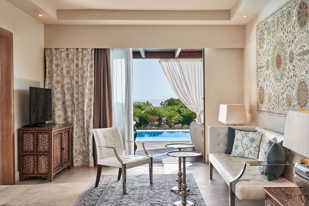 Queen's Maisonette sea front with private pool
