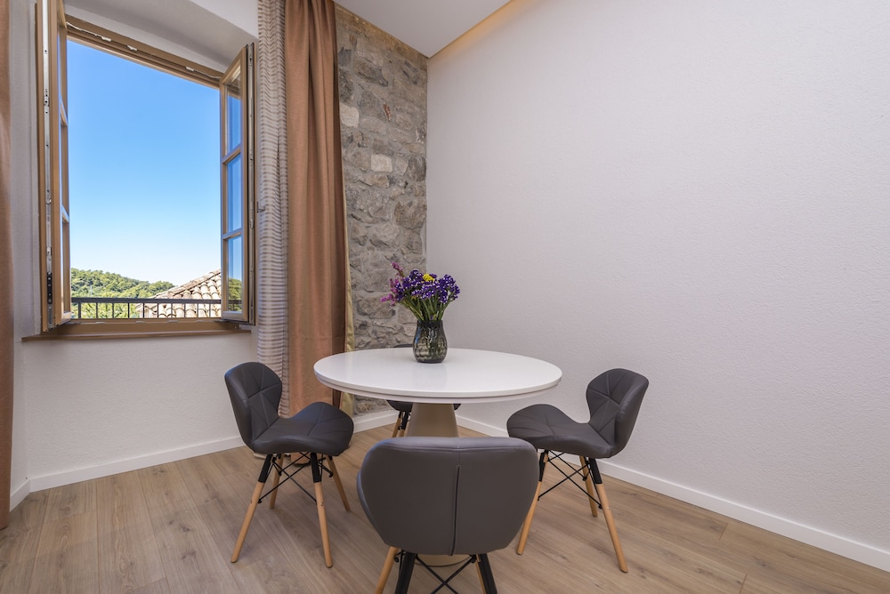 Apartment (A6)